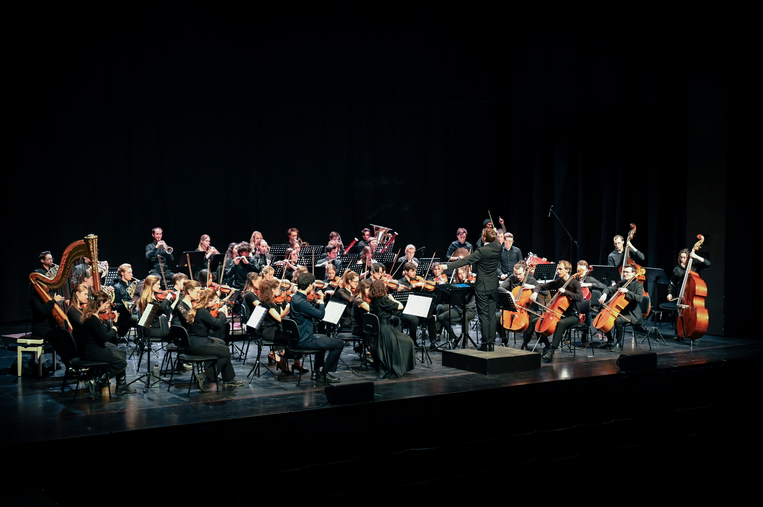 Das Accento Orchester München auf der Bühne, Blick über das gesamte Orchester